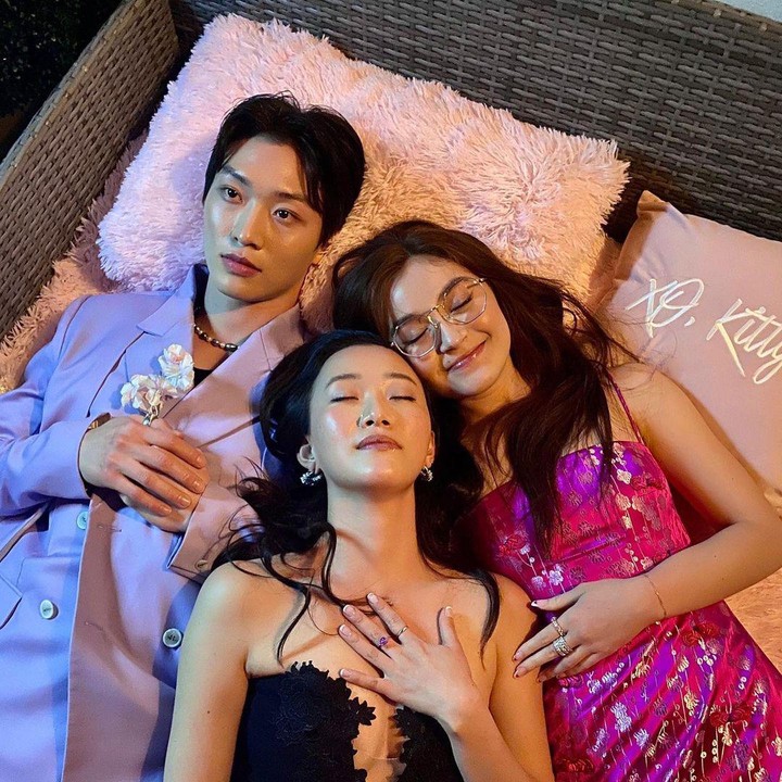 <p>Kedekatan Anna Carthcart dengan Sang Heon dan Gia Kim juga sering menjadi sorotan. Ketiganya kerap terlihat akrab dan kompak di sela-sela proses syuting. (Foto: Instagram @sangheonleesh @thisisgiakim)</p>