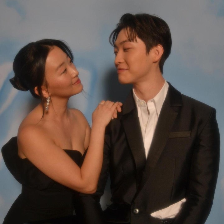 <p>Tak disangka, ternyata kedua pemeran<em> XO, Kitty</em> merupakan kakak-beradik. Sang Heon Lee memiliki hubungan bersaudara dengan Gia Kim, pemeran tokoh Yuri. (Foto: Instagram @sangheonleesh @thisisgiakim)</p>