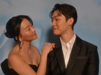 7 Potret Sang Hoen Lee dan Gia Kim Pemain XO Kitty yang Ternyata Adik-Kakak