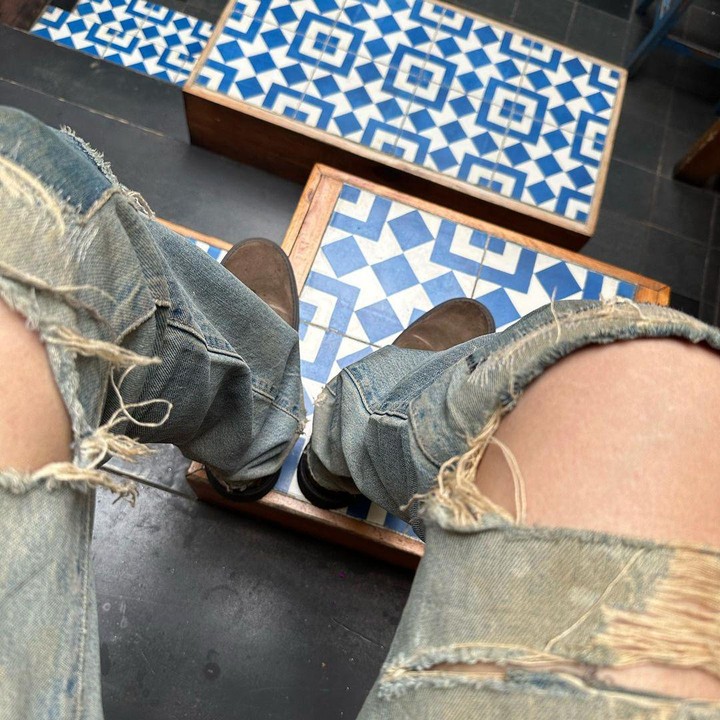 <p>Momen perjalanan ini juga dibagikan Yesung melalui media sosial Instagram pribadi. Dalam akun tersebut, ia terlihat mempromosikan Indonesia, lho. Penampilan Yesung juga tampak <em>casual</em> menggunakan celana <em>jeans</em>. (Foto: Instagram @yesung1106)<br /><br /><br /></p>