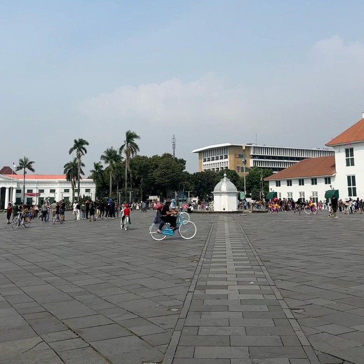 <p>Setelah acara selesai, ternyata pelantun <em>Floral Sense</em> ini tak langsung kembali ke Korea Selatan. Yesung memilih untuk menyempatkan diri jalan-jalan ke Kota Tua Jakarta. (Foto: Instagram @yesung1106)<br /><br /><br /></p>