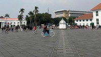 <p>Setelah acara selesai, ternyata pelantun <em>Floral Sense</em> ini tak langsung kembali ke Korea Selatan. Yesung memilih untuk menyempatkan diri jalan-jalan ke Kota Tua Jakarta. (Foto: Instagram @yesung1106)<br /><br /><br /></p>