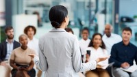 6 Zodiak yang Paling Jago Public Speaking, Berani Berbicara di Depan Banyak Orang