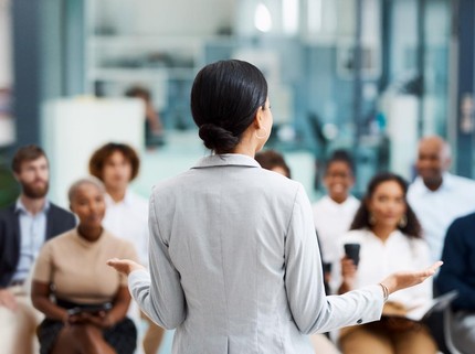 6 Zodiak yang Paling Jago Public Speaking, Berani Berbicara di Depan Banyak Orang