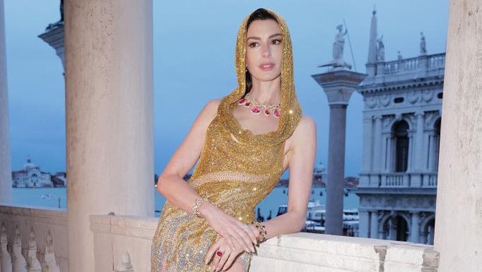 Gaya Selebriti Pakai Hooded Dress yang Trending, Anne Hathaway Bikin Terpesona!