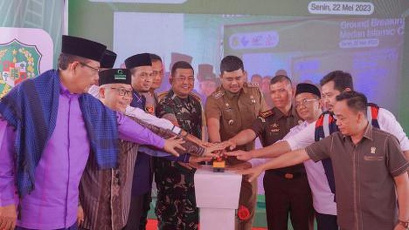 Wali Kota Medan Bobby Nasution menyaksikan peletakan batu pertama yang menandai awal pembangunan Islamic Center Medan di Kecamatan Medan Labuhan
