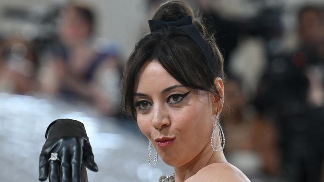 Aubrey Plaza ngaku belum nonton The White Lotus karena ogah berlangganan layanan streaming.