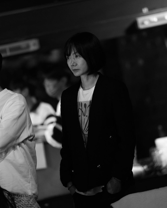 Bahkan ketika berada di belakang layar, Bae Doo Na tetap menawan. Ia bahkan mengungkapkan dalam Instagramnya bahwa foto ini diambil oleh staff agensinya, dan dengan gembira membagikannya pada penggemar lewat instagram pribadinya./ Foto: instagram.com/doonabae