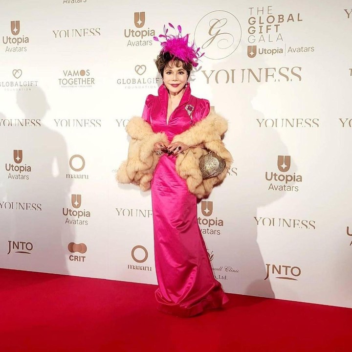<p>Dewi Sukarno masih eksis di dunia fashion dan kecantikan, lho. Wanita yang menggeluti bisnis skincare ini kerap hadir di berbagai acara penting. Tidak tanggung-tanggung, ia tampil dengan busana yang sangat modis. (Foto: Instagram @dewisukarnoofficial)</p>