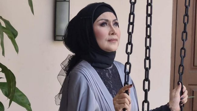 Penyanyi lawas Dian Piesesha masih aktif di dunia tarik suara meski usianya tak lagi muda. Lantas, apa sih rahasia Dian Piesesha tetap awet muda dan modis?