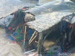 Cerita Nelayan Lamongan Jaring Rusak Saat Tarik Bangkai Pesawat-Rugi Rp 5 Juta