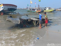 Penampakan Bangkai Pesawat Tempur yang Ditemukan Nelayan Lamongan