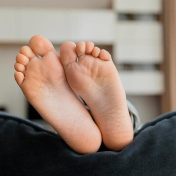 img-title Cara Atasi Tumit Kering dan Pecah-pecah yang Mengganggu, Bisa Dilakukan di Rumah!
