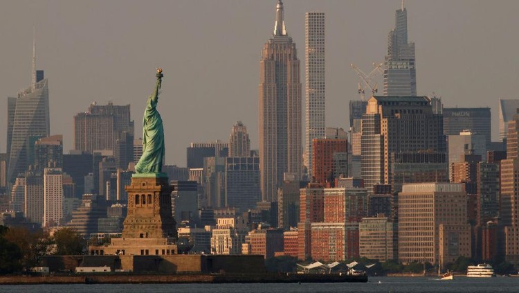 Ilmuwan Ungkap, New York Bisa Tenggelam Akibat Terlalu Banyak Gedung New York, AS dikenal sebagai kota metropolitan dengan gedung-gedung pencakar langit yang tinggi. Dibalik itu, ilmuwan mengungkapkan ini akan tenggelam karena menopang terlalu banyak gedung.