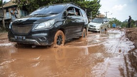 FOTO: Viral Jalan Rusak bak Kubangan Kerbau di OKI Sumsel