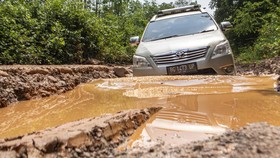 DPR Tuding Cawe-cawe Sri Mulyani Bikin Anggaran Jalan Rusak Lama Cair