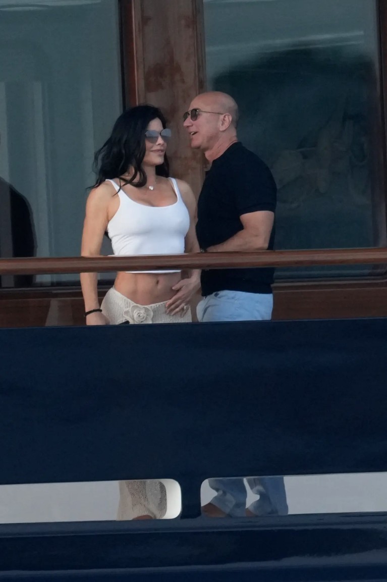 Jeff Bezos dan Lauren Sanchez Jeff Bezos dan Lauren Sanchez
