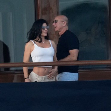 Resmi Tunangan, Jeff Bezos Beri Cincin Berlian ke Pacarnya di Kapal Pesiar