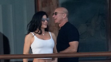 img-title Resmi Tunangan, Jeff Bezos Beri Cincin Berlian ke Pacarnya di Kapal Pesiar