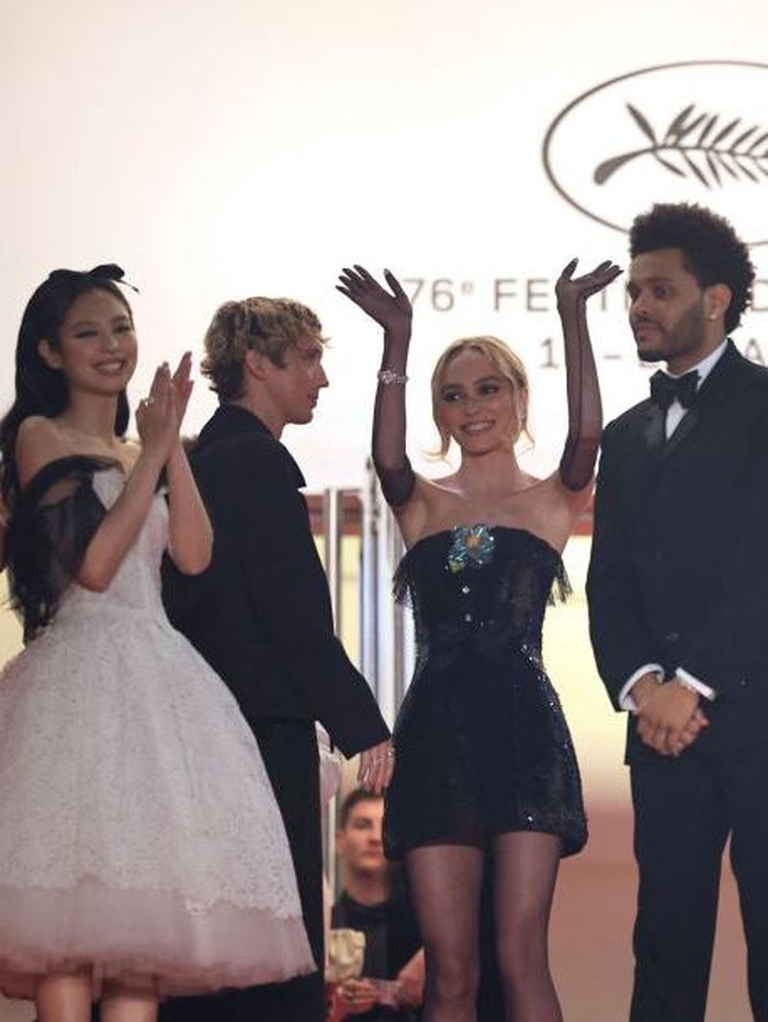 Jennie BLACKPINK pun juga berpose dengan beberapa pemeran 'The Idol' lainnya di Cannes Film Festival 2023 ini./ Foto: AFP via Getty Images/VALERY HACHE