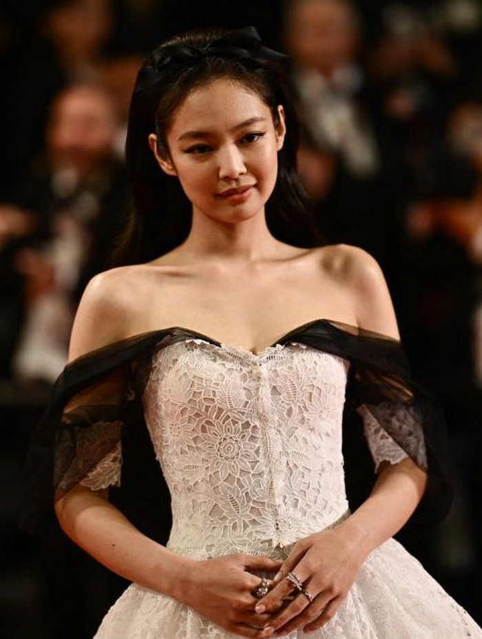 Pada Senin, (22/5) lalu, Jennie BLACKPINK tampil di red carpet Cannes Film Festival 2023 atau pergelaran Festival Film Cannes ke-76./ Foto: AFP via Getty Images/LOIC VENANCE