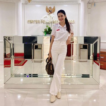 7 Gaya Beda Mikha Tambayong saat Dinas Jadi Staf Ahli Kemenpora Bikin Pangling