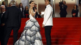 Natalie Portman Pakai Replika Gaun Ikonis Dior di Cannes 2023