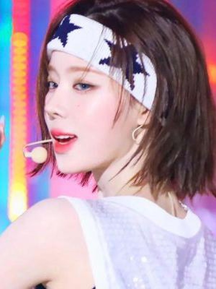 Pada penampilannya di MBC Music Core, Winter tampil dengan gaya sporty ala anak basket lengkap dengan headband yang menunjukan sisi maskulinnya./ foto: twitter.com/MBCMusicCore