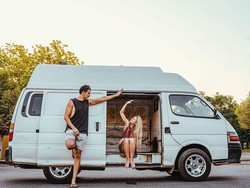 Pasangan Ini Kompak Keluar Kerja, Lantas Keliling Dunia Naik Van