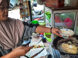 Harga Bahan Baku Naik, Pedagang Nasi Tahu Telur Kudus Pasrah