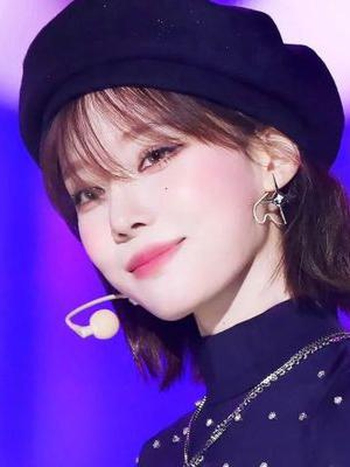 Penampilan Winter di setiap panggung 'Spicy' sukses menjadi topik hangat berkat outfit yang ia kenakan dan gaya riasannya yang sedikit berubah./ foto: twitter.com/MBCMusicCore