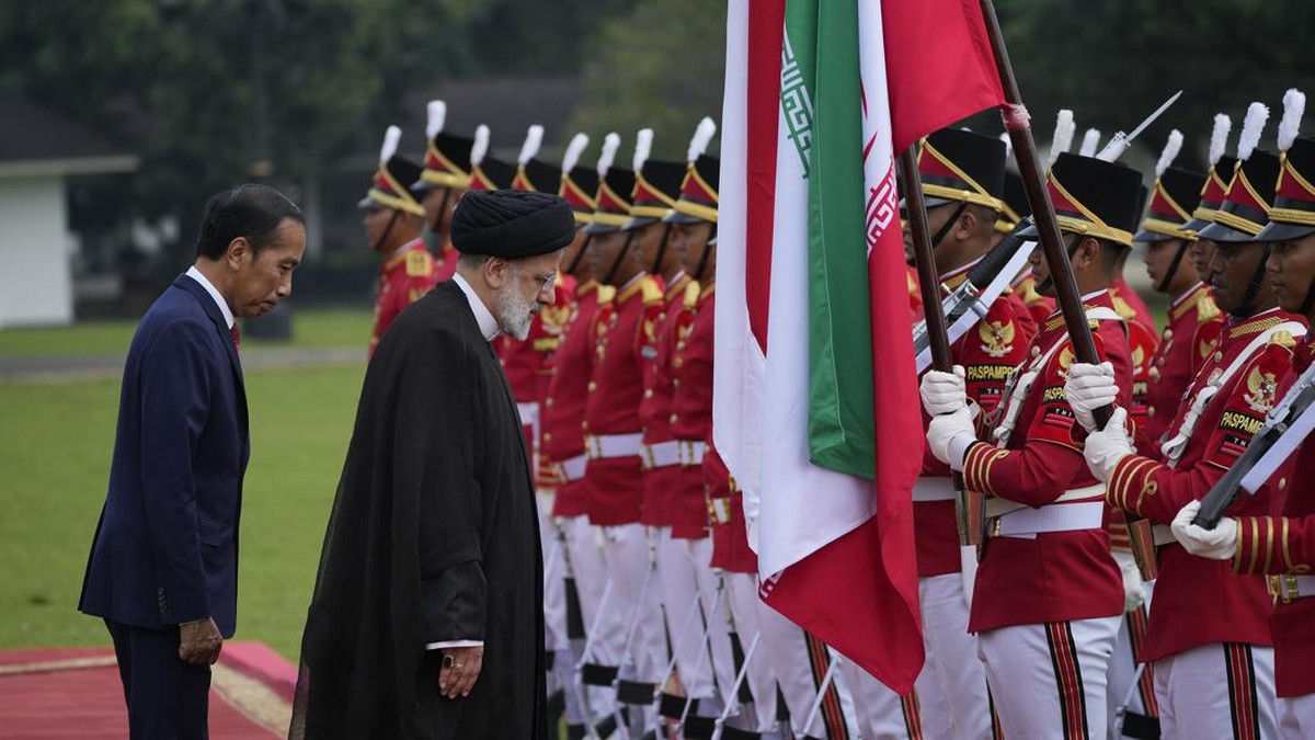 FOTO: Wajah Semringah Jokowi dan Presiden Iran Ebrahim Raisi di Istana