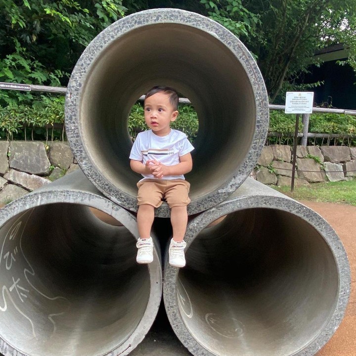 <p>Dari unggahan Raffi dan Nagita di akun Instagram mereka, foto Cipung mana yang menurut Bunda paling bikin jatuh hati dengan kelucuannya? (Foto: Instagram @raffinagita1717)<br /><br /><br /></p>