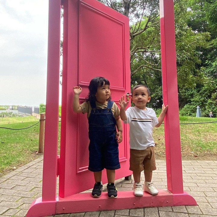 <p>Cipung memang terlihat semakin menggemaskan ya, Bunda? Kita doakan, semoga putra bungsu Raffi dan Gigi ini tumbuh menjadi anak yang sehat dan <em>happy</em> selalu, ya. (Foto: Instagram @raffinagita1717)</p>