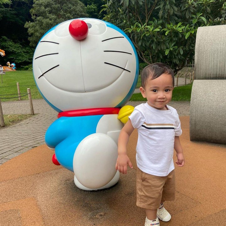 <p>Rayyanza Malik Ahmad alias Cipung kembali bikin netizen geregetan karena foto terbarunya bareng Doraemon nih, Bunda. (Foto: Instagram @raffinagita1717)<br /><br /><br /></p>