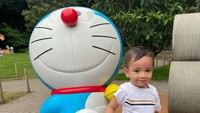 <p>Rayyanza Malik Ahmad alias Cipung kembali bikin netizen geregetan karena foto terbarunya bareng Doraemon nih, Bunda. (Foto: Instagram @raffinagita1717)<br /><br /><br /></p>