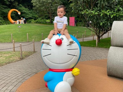 5 Potret Menggemaskan Rayyanza Cipung Foto Bareng Doraemon, Banjir Pujian Bun