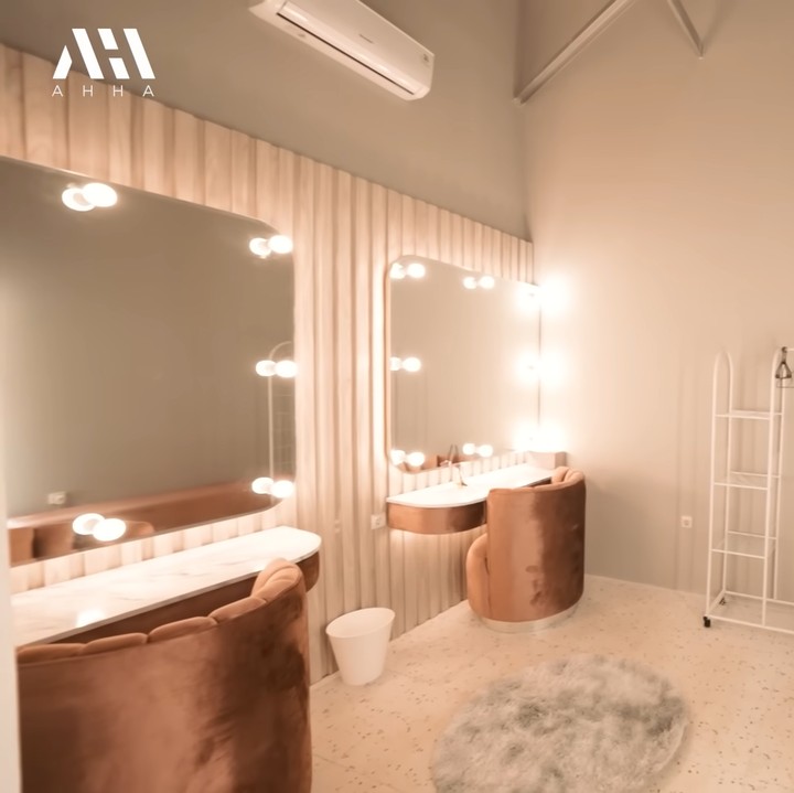 <p>Rumah Cinta juga memiliki ruang rias yang terhubung langsung dengan studio foto. "Ini namanya Mokhsa, artinya mengabadikan sesuatu, seperti kita mengabadikan foto," papar Cinta. (Foto: YouTube AH)</p>