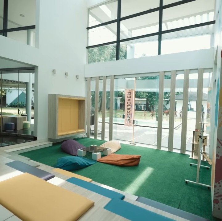 <p>Cinta Laura membangun sebuah rumah di lahan seluas 3 hektare yang digunakan sebagai kantor sekaligus ruang kreatif. Tempat itu diberi nama Rumah Sraddha Semesta. "Sraddha itu bahasa Sansekerta, artinya Rumah Wawasan Semesta. Karena siapapun yang masuk ke rumah ini, aku berharap bisa mendapatkan skill baru dan saling bertukar pikiran, pokoknya tempat anak muda jadi sosok kreatif dan inovatif," ujar Cinta. (Foto: YouTube AH)</p>