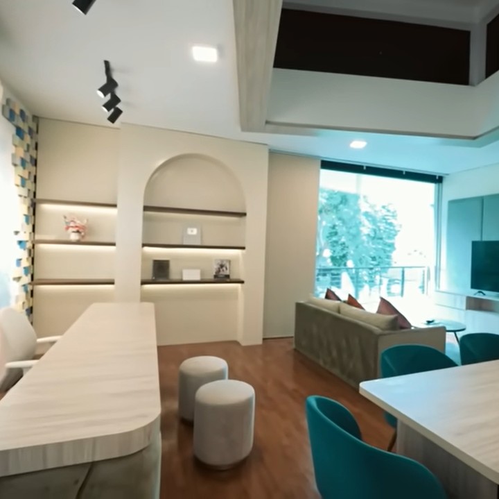 <p>Di bangunan utama, Cinta Laura banyak menghabiskan waktu di ruangan pribadinya. Tempat ini juga sering digunakan untuk berdiskusi dan melakukan meeting bersama rekan kerjanya. (Foto: YouTube AH)</p>