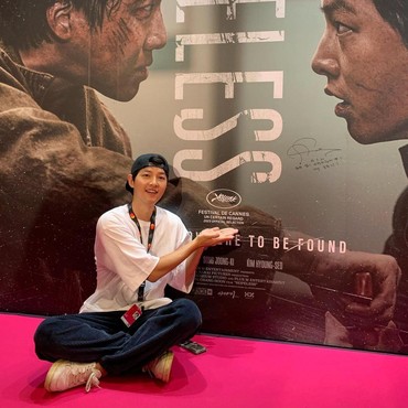 Penampilan Terbaru Song Joong Ki Jelang Hadiri Festival Film Cannes