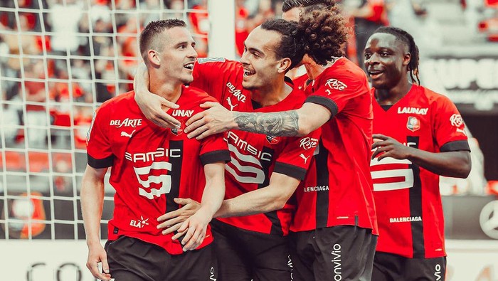 img-title Balenciaga Buat Seragam Klub Sepak Bola Stade Rennais, Intip Wujudnya!