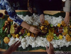 Raos! Nikmatnya Makan Bareng Rombongan Beralas Daun Pisang di Garut
