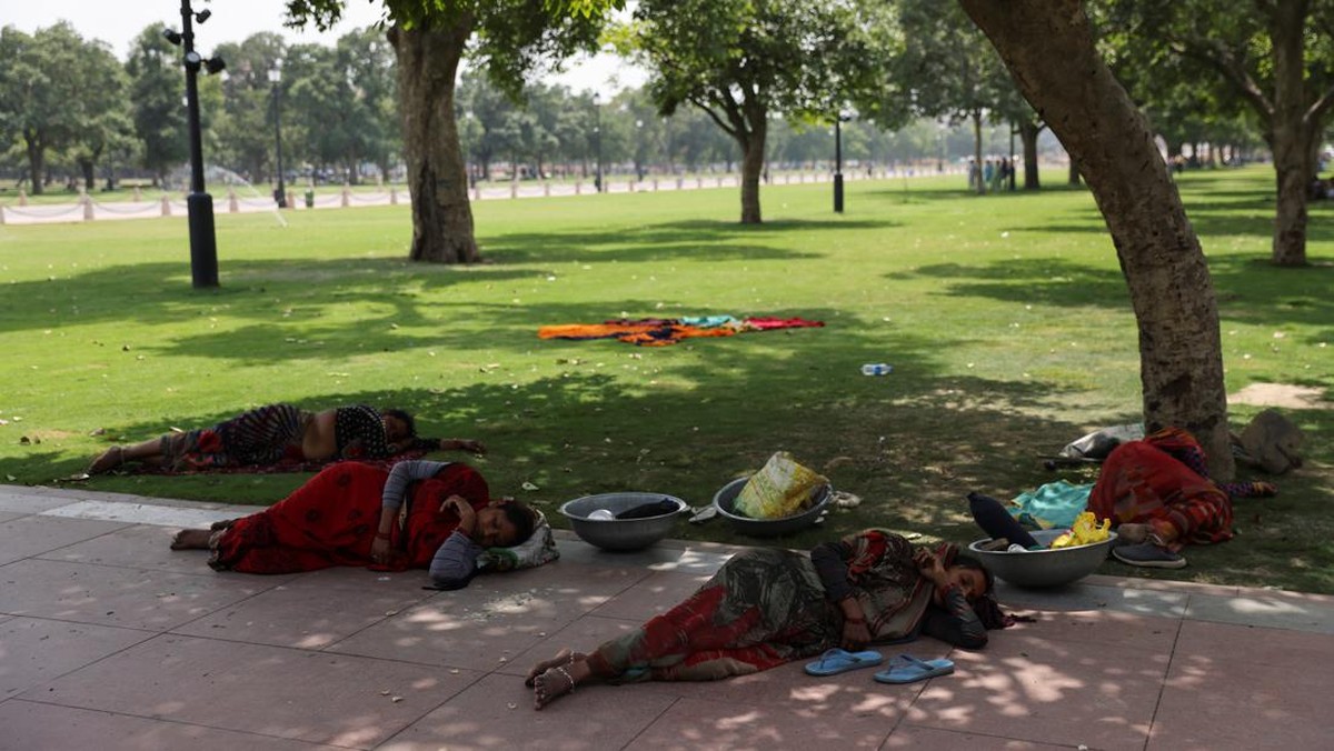 FOTO: Sengsara Warga India 'Terpanggang' Suhu Panas 45 Derajat Celsius