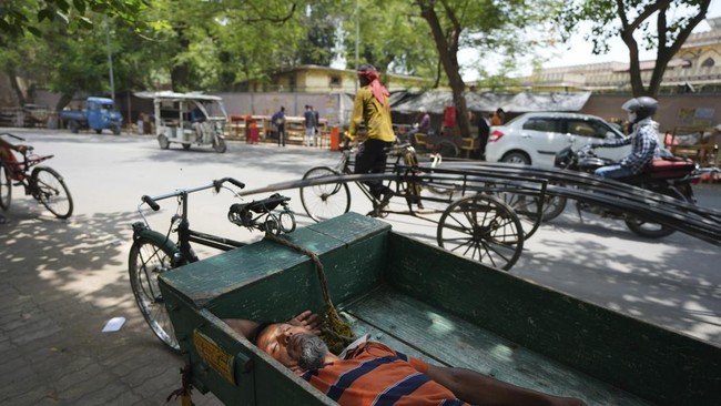 FOTO: Sengsara Warga India 'Terpanggang' Suhu Panas 45 Derajat Celsius