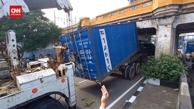 VIDEO: 7 Jam Nyangkut, Truk Kontainer Di Matraman Berhasil Dievakuasi