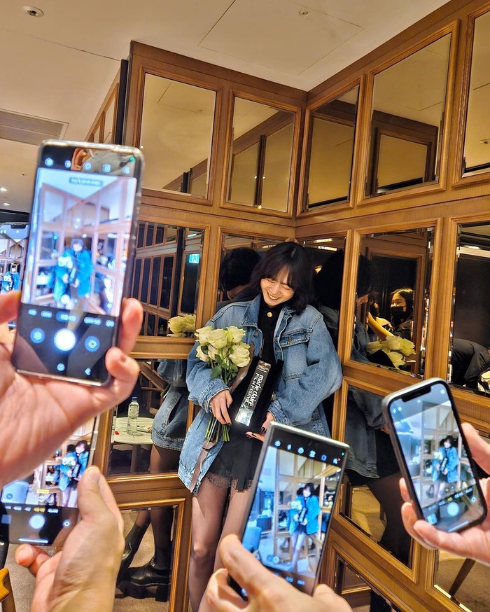 Tidak lama setelah pindah agency, Bae Doo Na mendapatkan penghargaan Pioneer Award dari Marie Claire. Sang aktris tampak sangat bahagia ketika difoto oleh staff baru dari agensi barunya pula, Goodman Story./ Foto: instagram.com/doonabae