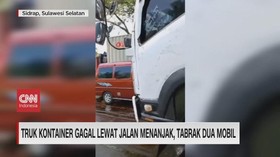 VIDEO: Truk Kontainer Gagal Lewat Jalan Menanjak, Tabrak Dua Mobil