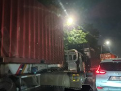 Truk Parkir Dekat Pintu Keluar Tol JORR Cakung Timur, Lalin Macet