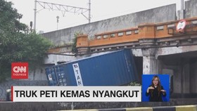 VIDEO: Truk Peti Kemas Nyangkut di Bawah Jembatan
